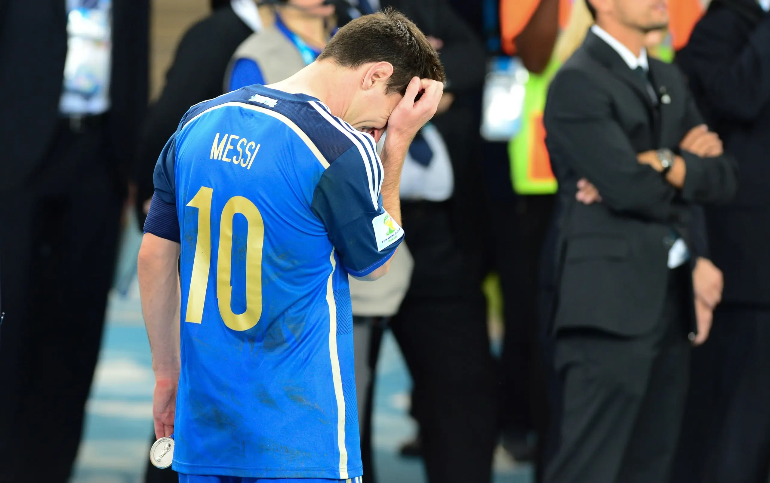 Lionel Messi llora y se tapa la cara tras perder la final del Mundial 2014 en el Maracaná