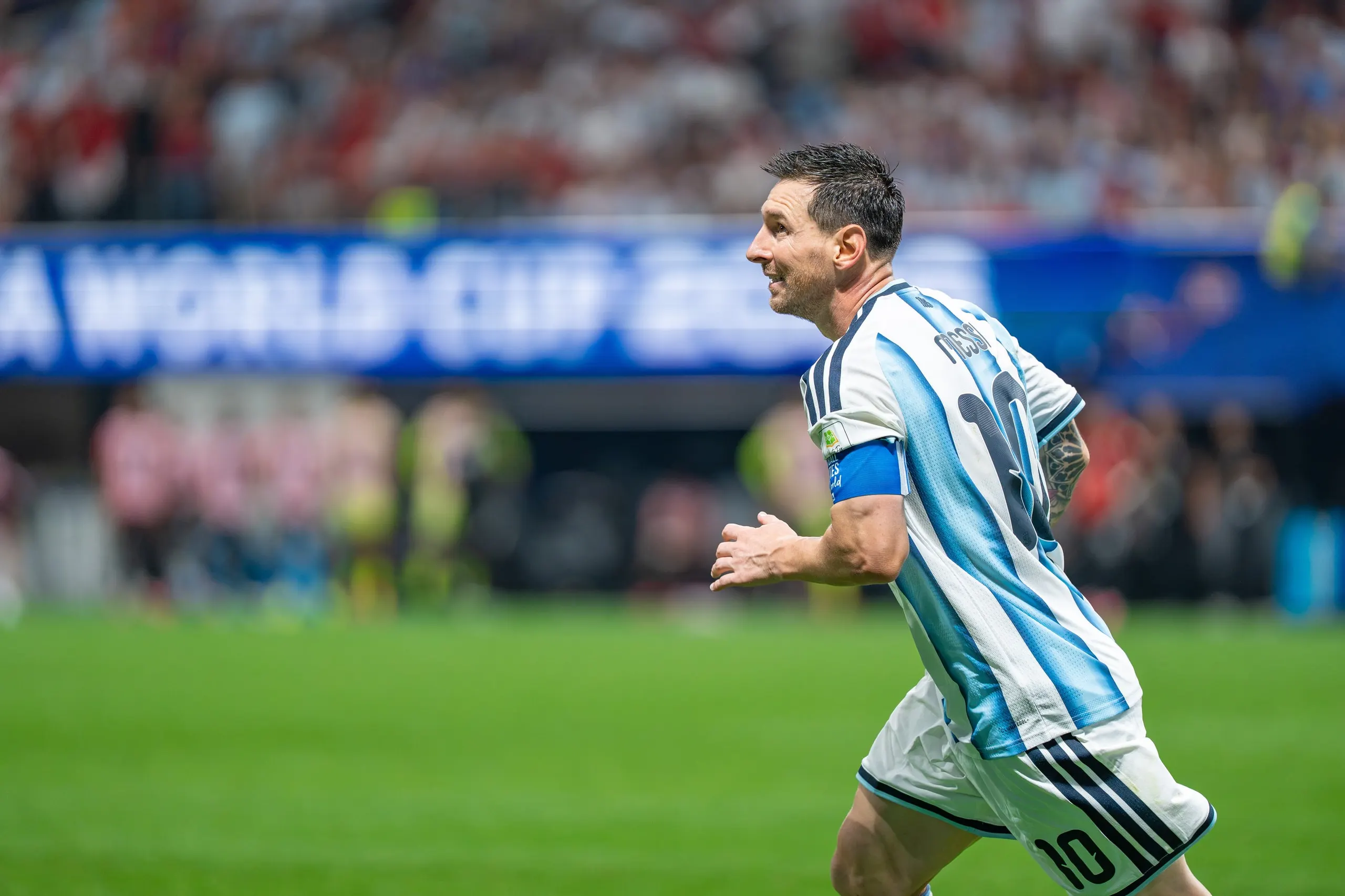 Lionel Messi sonríe con los brazos abiertos con la Selección Argentina en el Mundial 2026