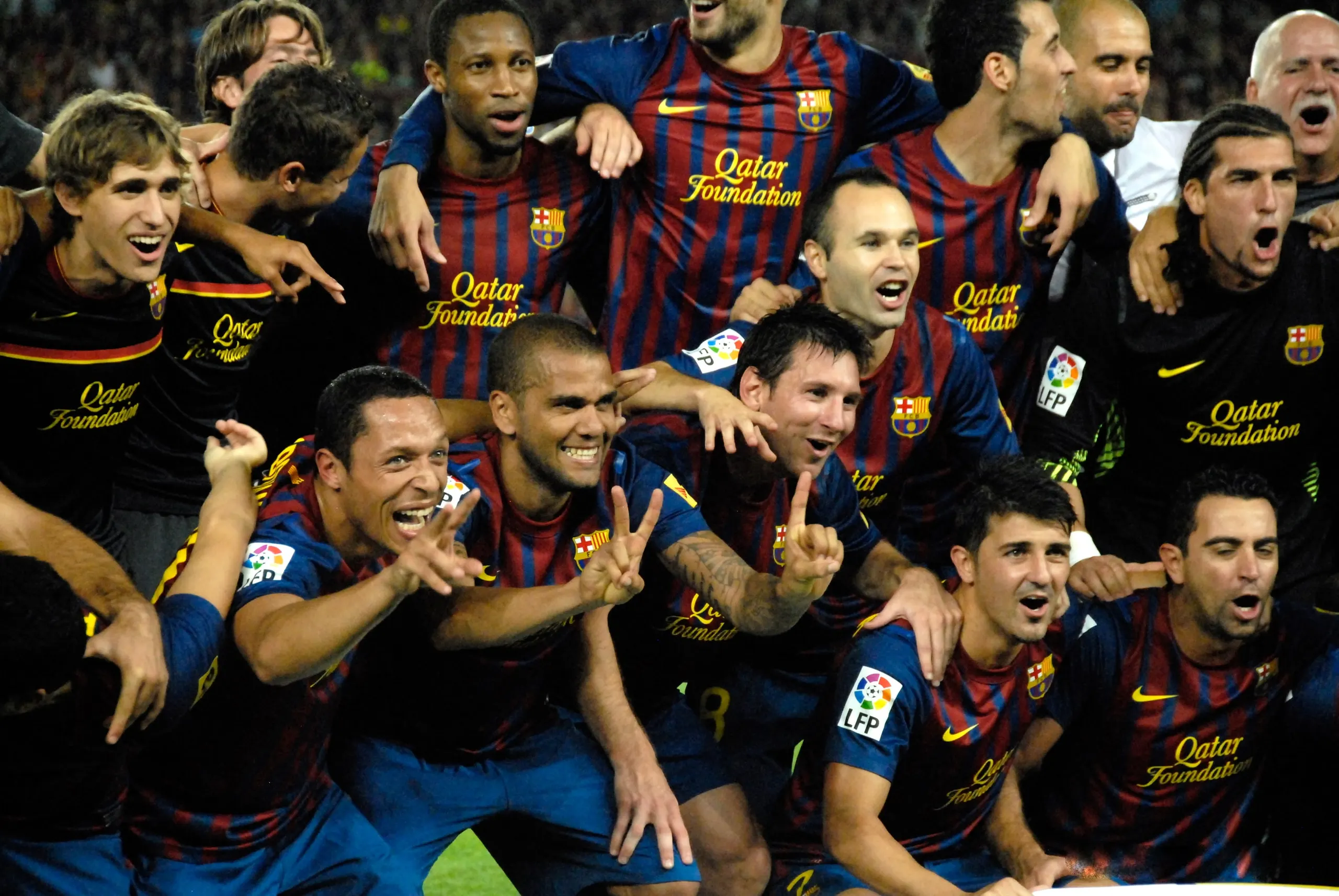 Lionel Messi sonríe con sus compañeros del Barcelona tras ganar al Real Madrid la Supercopa de España 2011