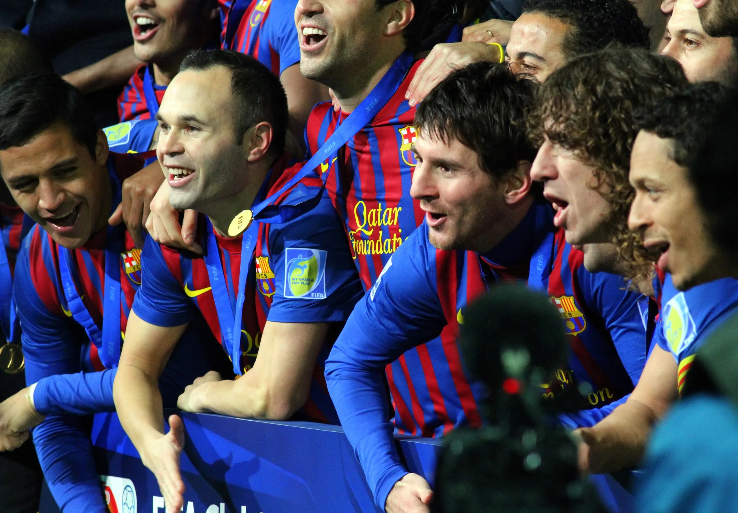 Lionel Messi ríe junto a Iniesta y el Barcelona al celebrar el Mundial de Clubes 2011