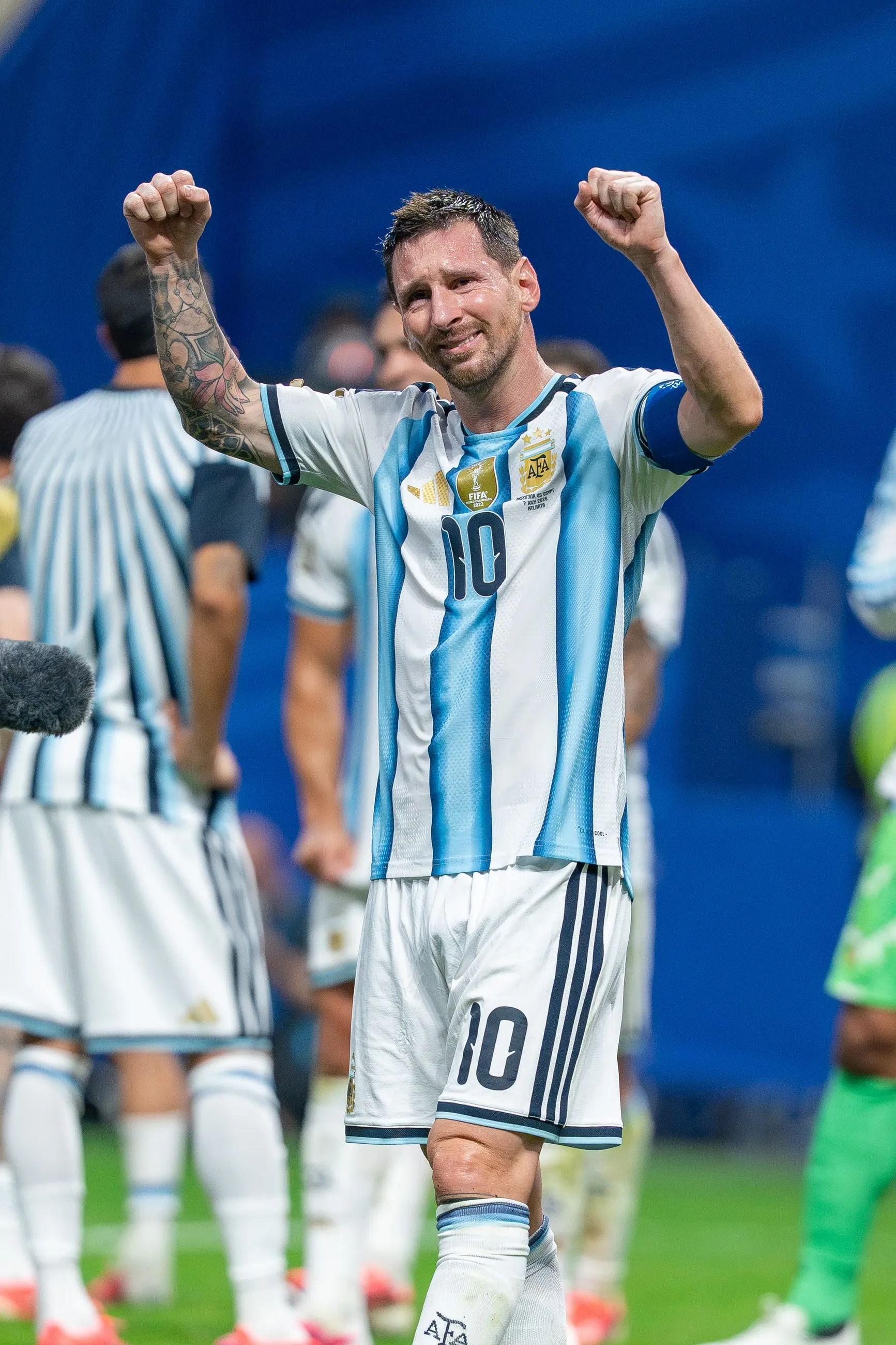 Lionel Messi celebra con los puños en alto con la Selección Argentina
