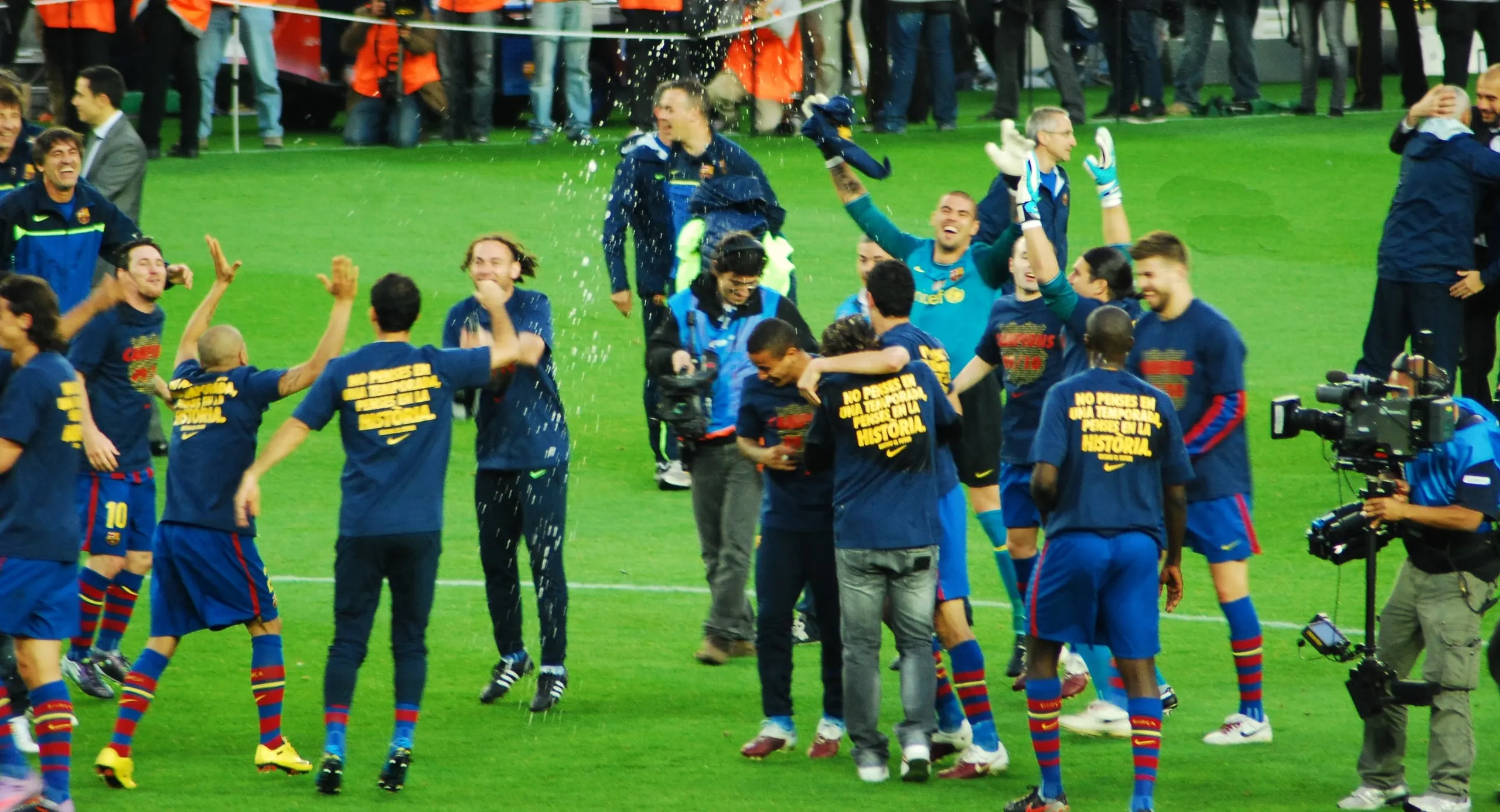 Lionel Messi y el Barcelona celebran la Liga 2009-10 en el Camp Nou