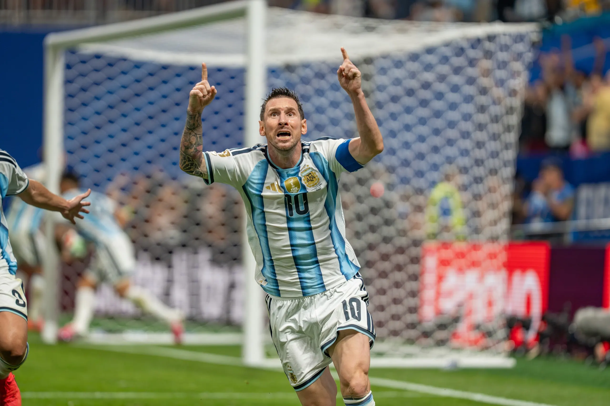 Lionel Messi celebra un gol señalando al cielo con la Selección Argentina