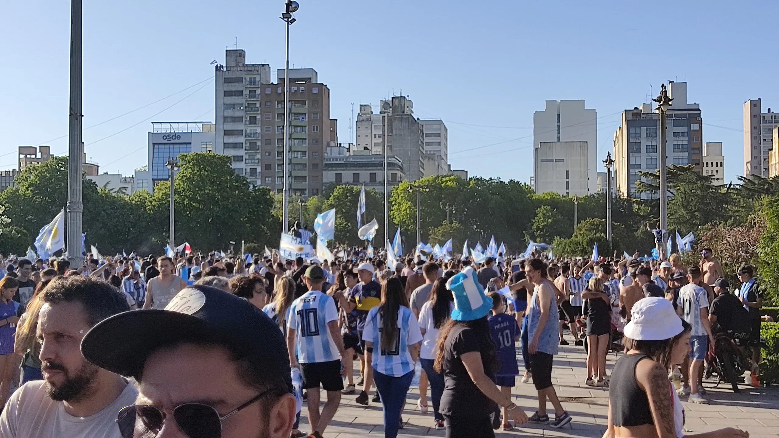 Hinchas con una bandera argentina gigante festejan en La Plata el título del Mundial de Qatar, 18 de diciembre de 2022