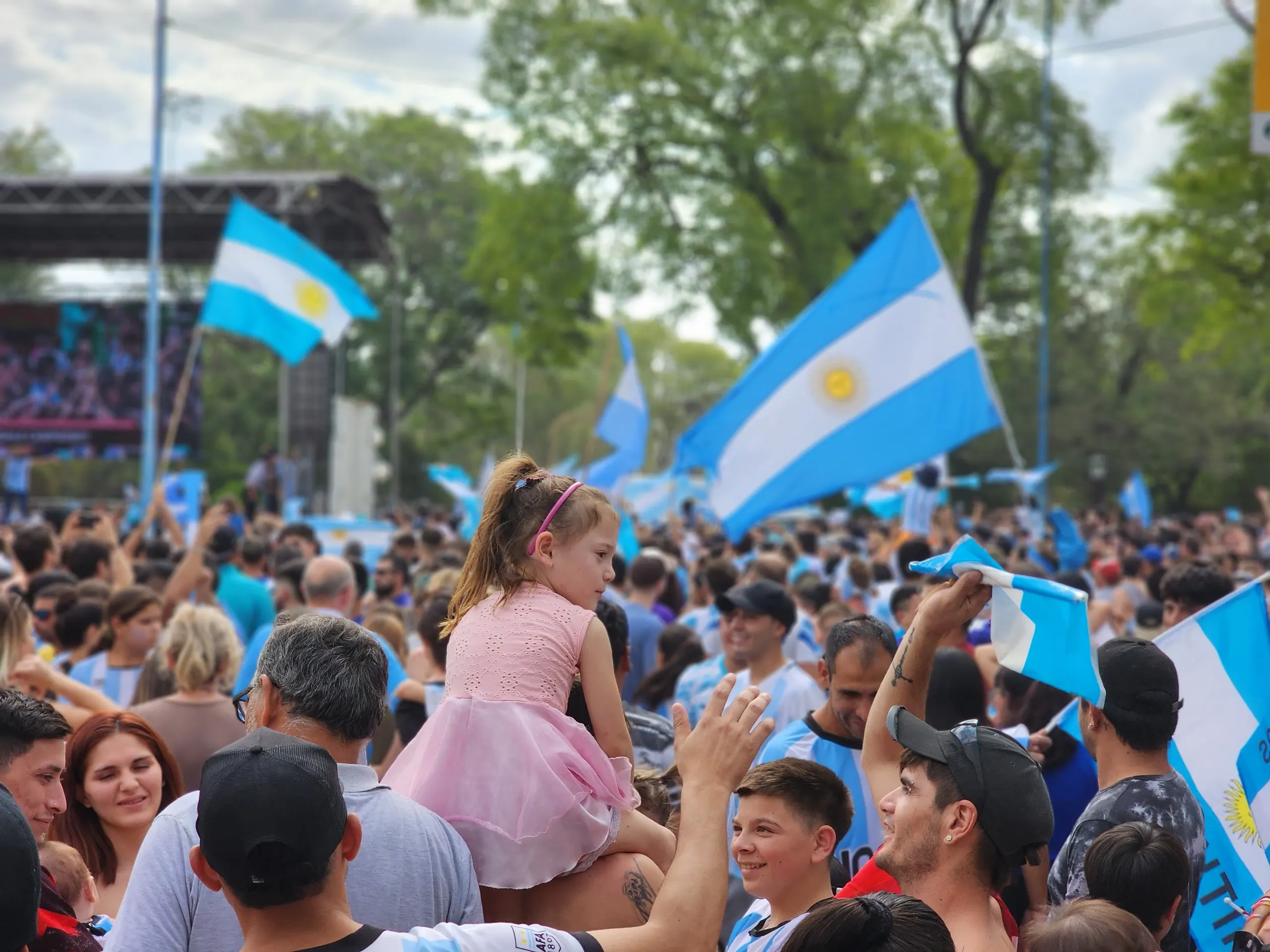 Hinchas con banderas argentinas festejan en Rafaela el Mundial de Qatar 2022