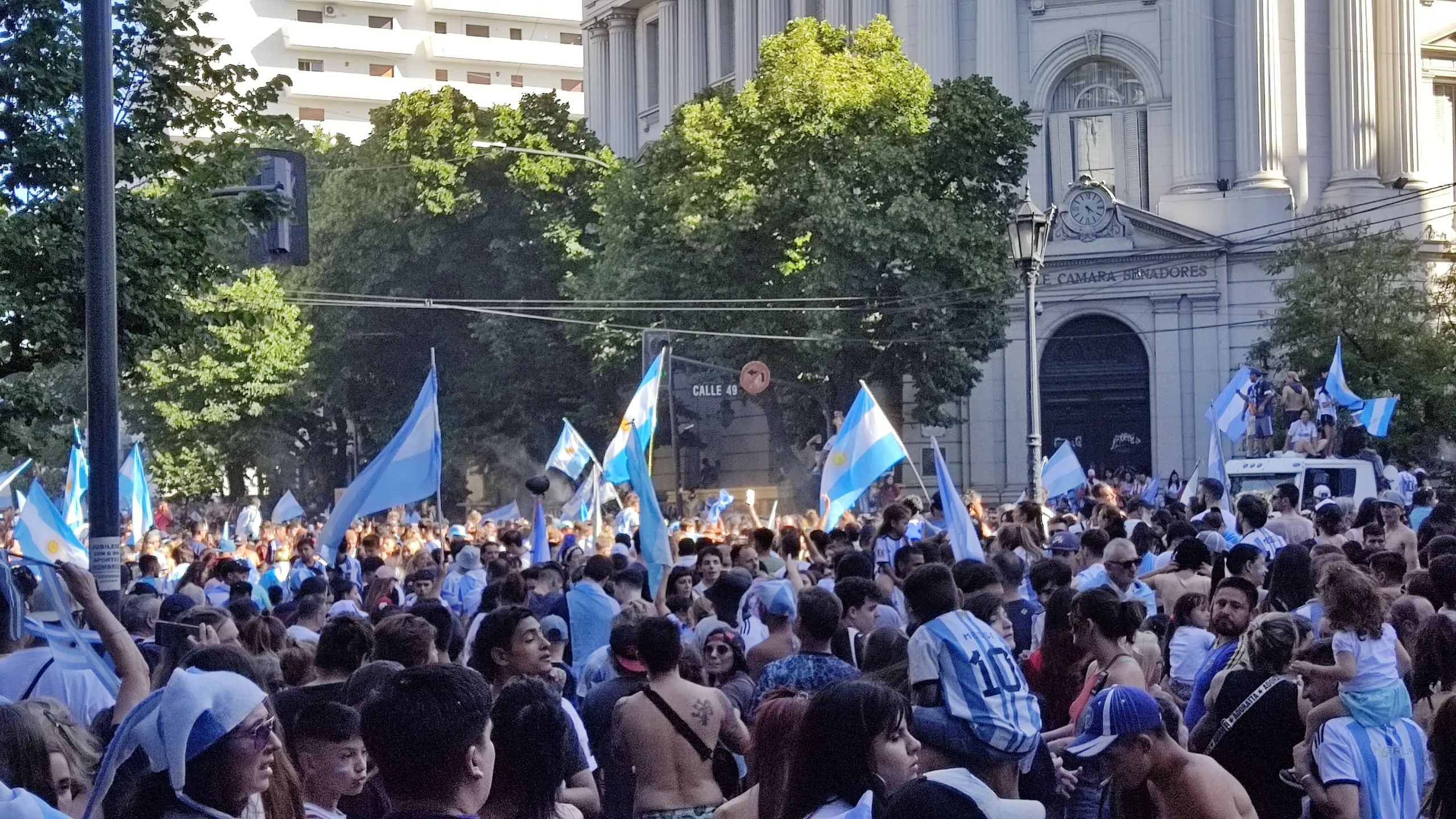Multitud con banderas argentinas en La Plata durante los festejos del Mundial de Qatar 2022
