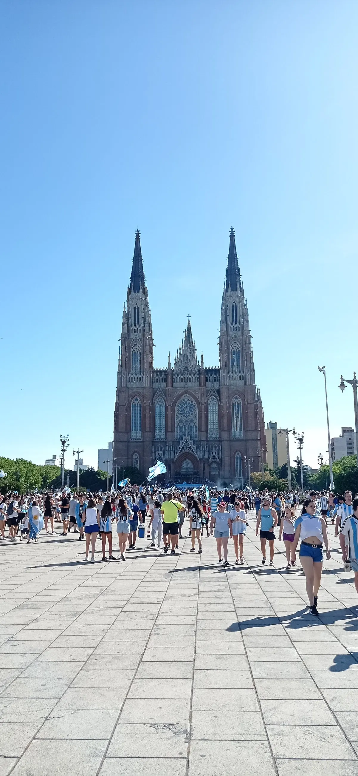 La plaza frente a la Catedral de La Plata llena de hinchas festejando el Mundial de Qatar 2022
